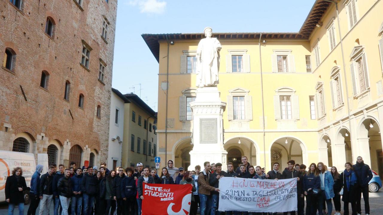 La manifestazione degli studenti in piazza del Comune (foto Sproviero/Batavia)