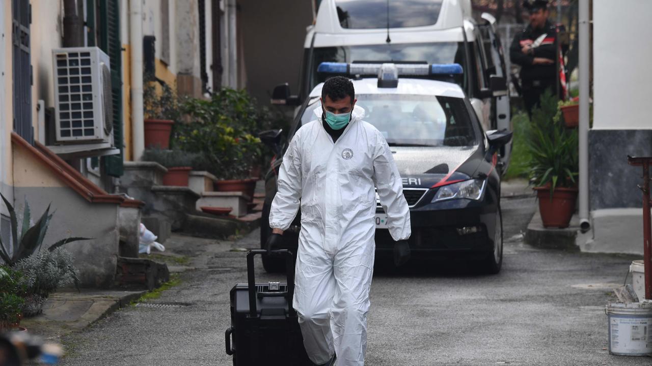 Le indagini nella casa dov'è stato trovato morto Giuseppe Marchesano (Foto Franco Silvi)