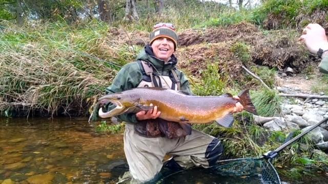Luca Meozzi con il salmone pescato in Scozia 