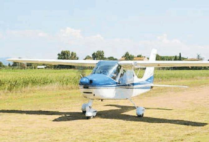 Un aeromobile in fase di atterraggio all'aviosuperficie 