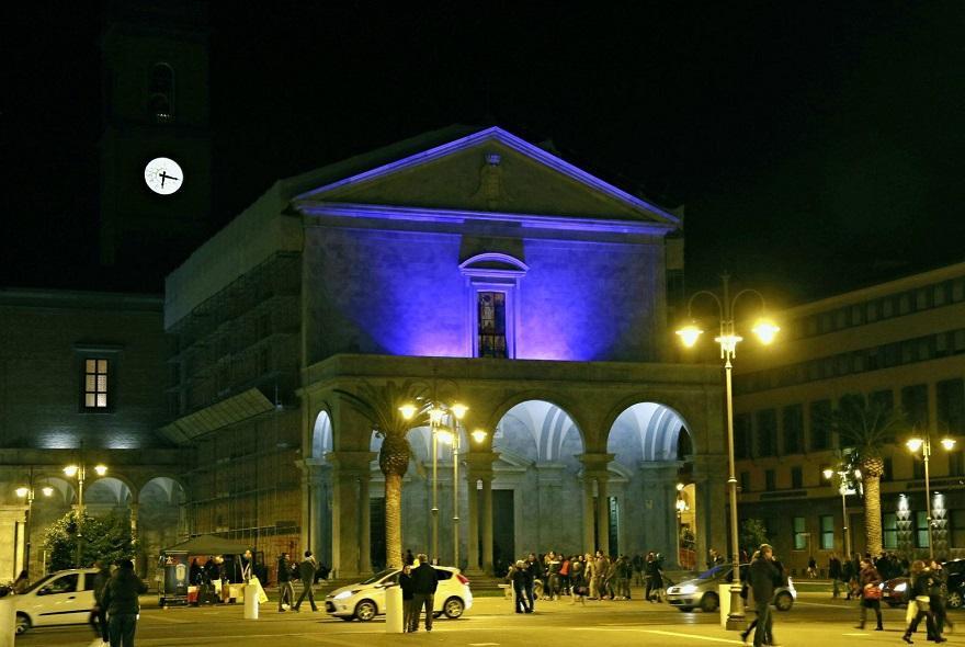 Il duomo di Livorno illuminato di blu in occasione della Giornata mondiale del diabete