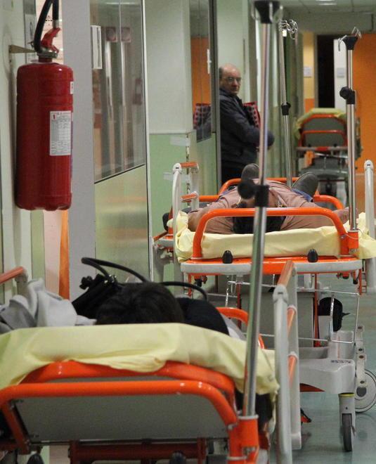 Prato, l’Asl licenzia quattro medici accusati di visitare a nero in ospedale 