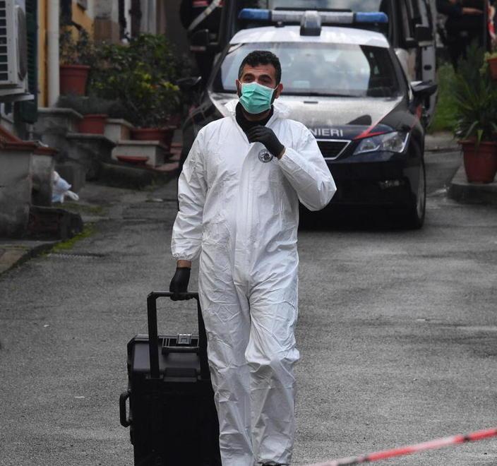 Iniziato l’esame sul cadavere saranno recuperate le ogive 