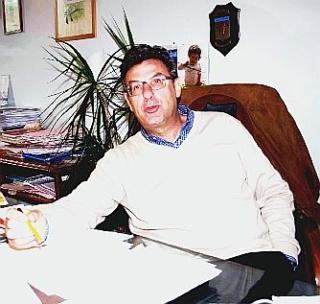Il direttore del carcere Carlo Mazzerbo, accanto la casa circondariale di Porto Azzurro