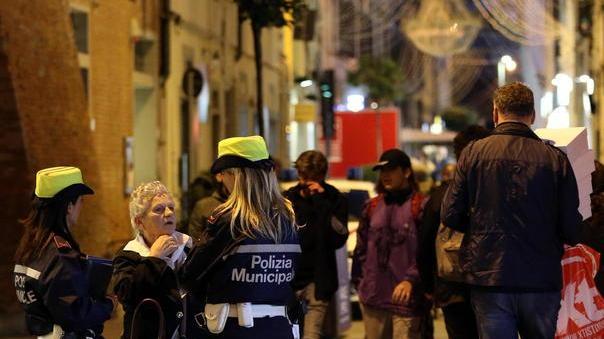 Raccolte segnalazioni e allontanato un mendicante