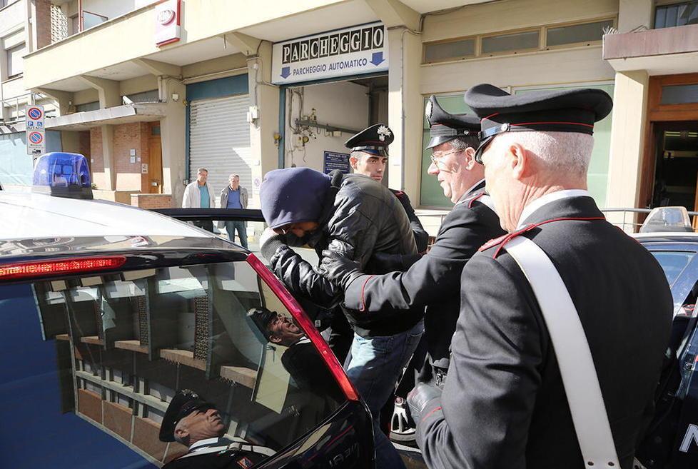 Sorpresi a rubare in un negozio: arrestati prima di poter fuggire 