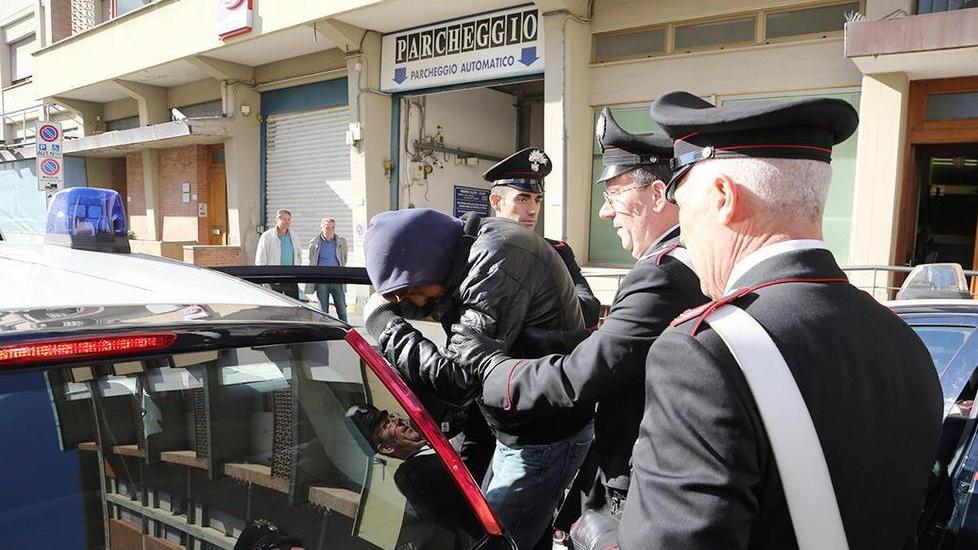 Sorpresi a rubare in un negozio: arrestati prima di poter fuggire