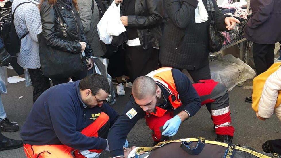 Venditore abusivo in fuga travolge un anziano al mercato 