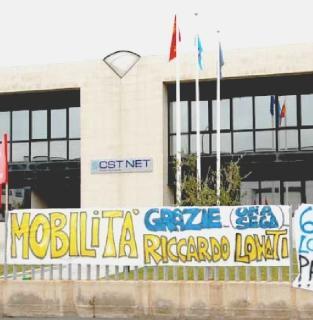 La fabbrica della Cst-Net durante la dura lotta dei lavoratori contro la chiusura