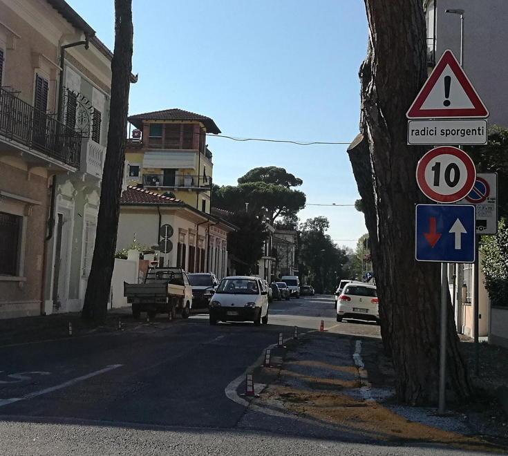 Il limite-farsa di 10 chilometri all'ora in via Zara (foto Paglianti)