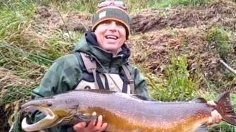 Pesca un salmone lungo oltre un metro Premiato in Scozia