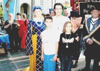 Alcuni rionali in costume precedono la corsa del 1º ottobre
