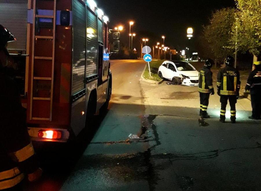 Fuori strada con l’auto davanti al McDonald’s Giovane all’ospedale