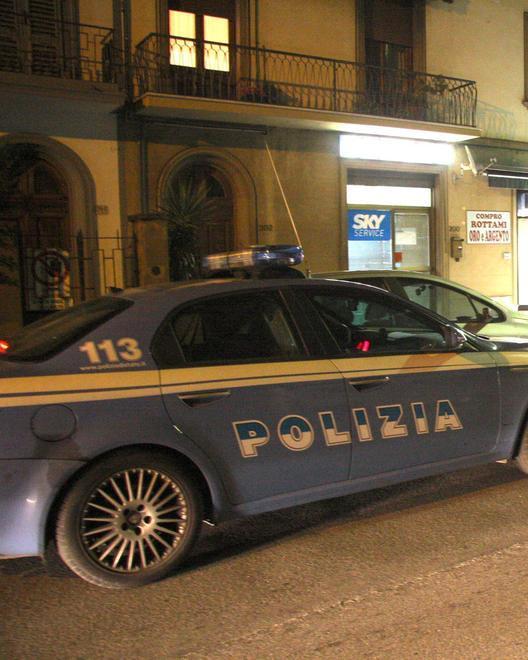Picchia moglie e figlio ventenne e li minaccia con un punteruolo 
