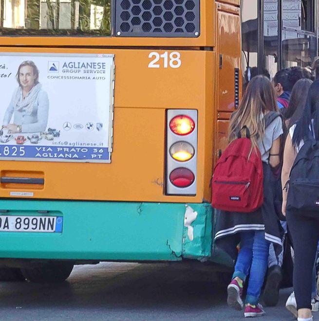Servizio bus scolastici: studenti scontenti per la raccolta delle firme
