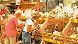 La spesa in un supermercato cittadino