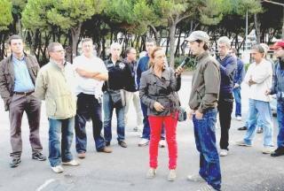 La giornalista di Ballarò parla con i lavoratori davanti ai cancelli dei Nuovi Cantieri Apuania