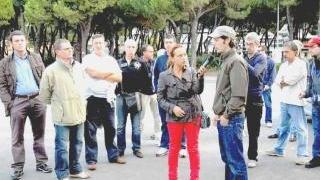 La giornalista di Ballarò parla con i lavoratori davanti ai cancelli dei Nuovi Cantieri Apuania