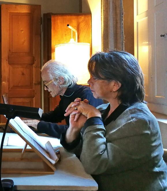 Il teatro entra in una casa per dire “Mai più violenza”