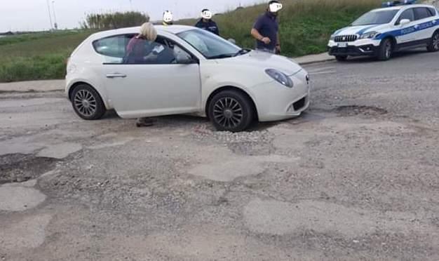 Porto Torres, la buca è troppo grande: esplodono gli airbag