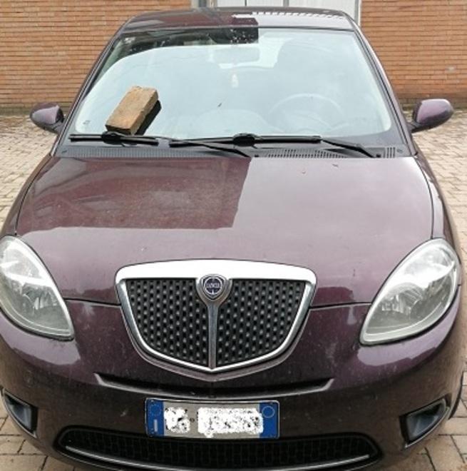 Auto colpita da mattone nel cortile di un palazzo