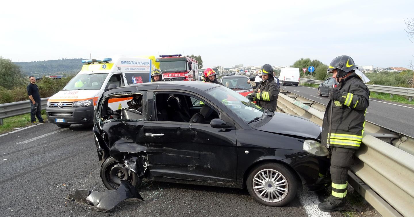 Furgone contro Lancia: un ferito Rotatoria, carambola con 5 auto 