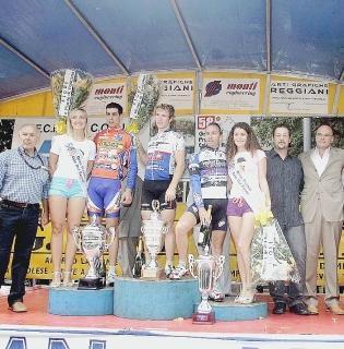 La cerimonia di premiazione sul palco sul viale Verdi