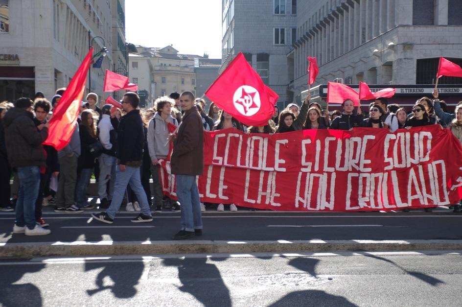 Studenti comunisti in corteo contro il governo