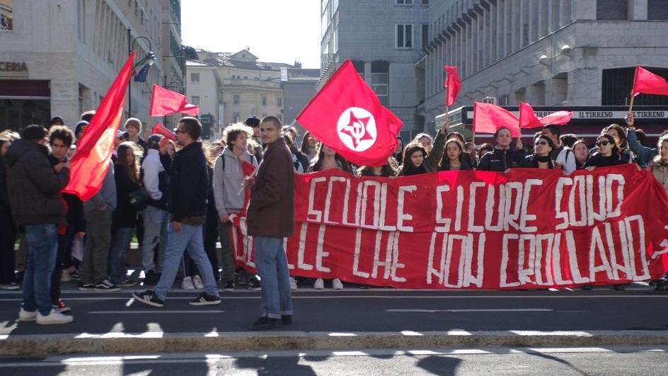 Studenti comunisti in corteo contro il governo