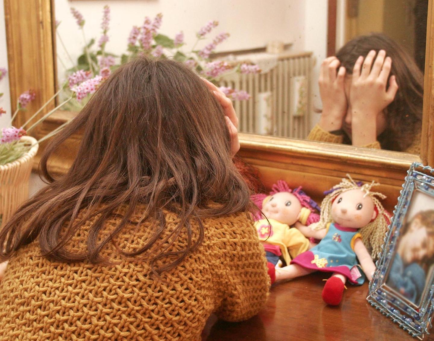 Sesso davanti ai bambini: mamma rinviata a giudizio 