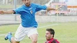 Fogaroli contrastato da un avversario A destra il tecnico ospite Pastore