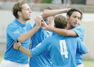 I compagni festeggiano Basilico dopo uno dei suoi due gol. In alto, Bellini