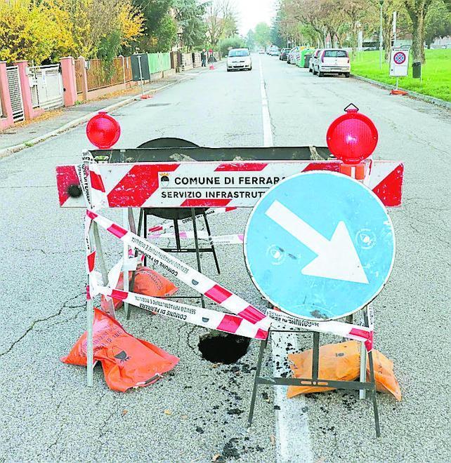 Transenne attorno al buco nell’asfalto