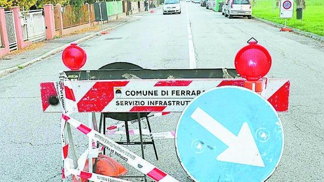 Transenne attorno al buco nell’asfalto