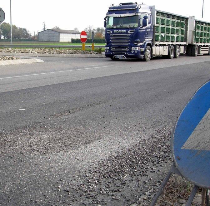 Via del Fitto L’asfalto si sgretola dopo 8 giorni