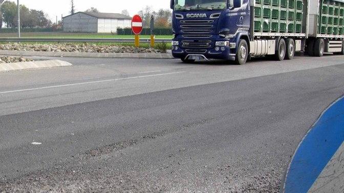 Via del Fitto L’asfalto si sgretola dopo 8 giorni