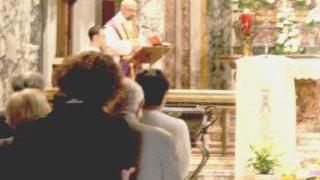 Fedeli alla messa nel santuario di Montenero