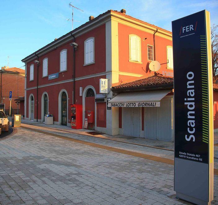 Il treno è in forte ritardo guai per studenti e pendolari 