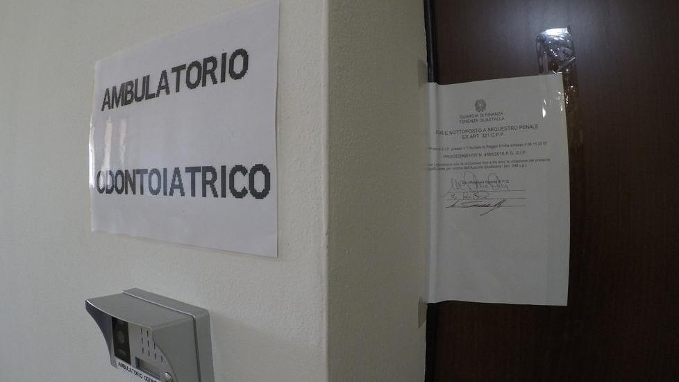 Faceva il dentista ma non aveva la laurea Indagati un odontotecnico e due medici
