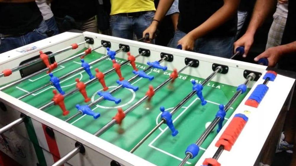 Una partita di calcio balilla