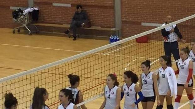 Il saluto finale al termine di un match delle ragazze del Delfino Pescia
