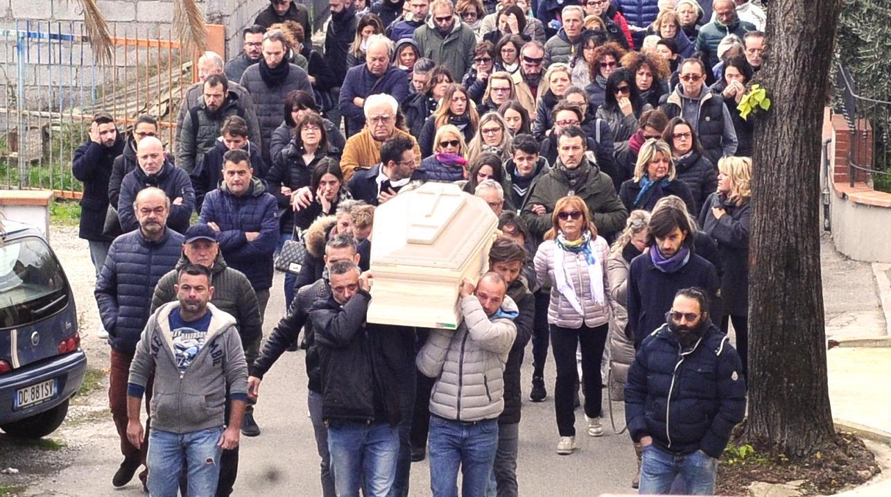 Tanta gente per l'ultimo saluto a Sara Noci (Foto Gori)