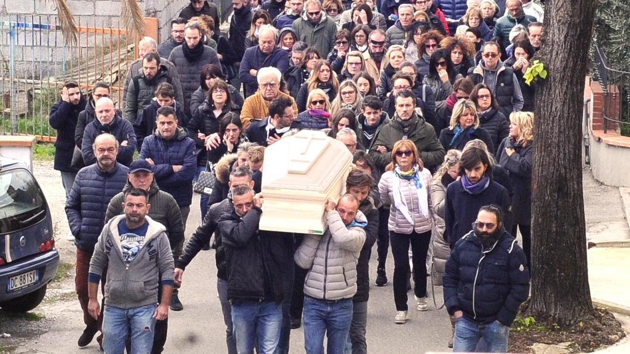 Tanta gente per l'ultimo saluto a Sara Noci (Foto Gori)