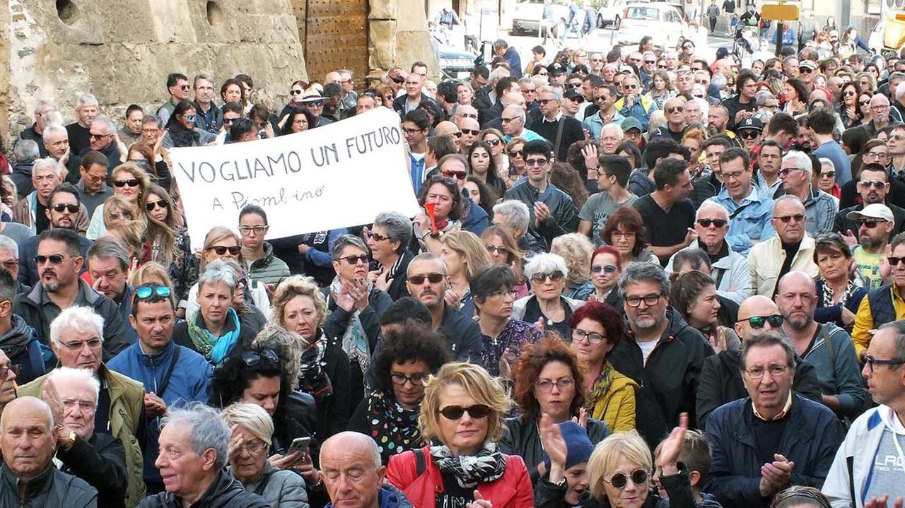 La manifestzione di fine ottobre contro la discarica (foto Paolo Barlettani)