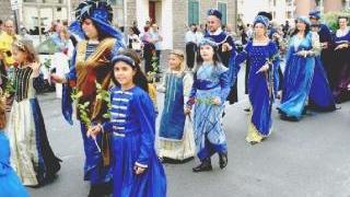 Due momenti della sfilata in costume storico sull’Aurelia per il palio di Santa Teresa