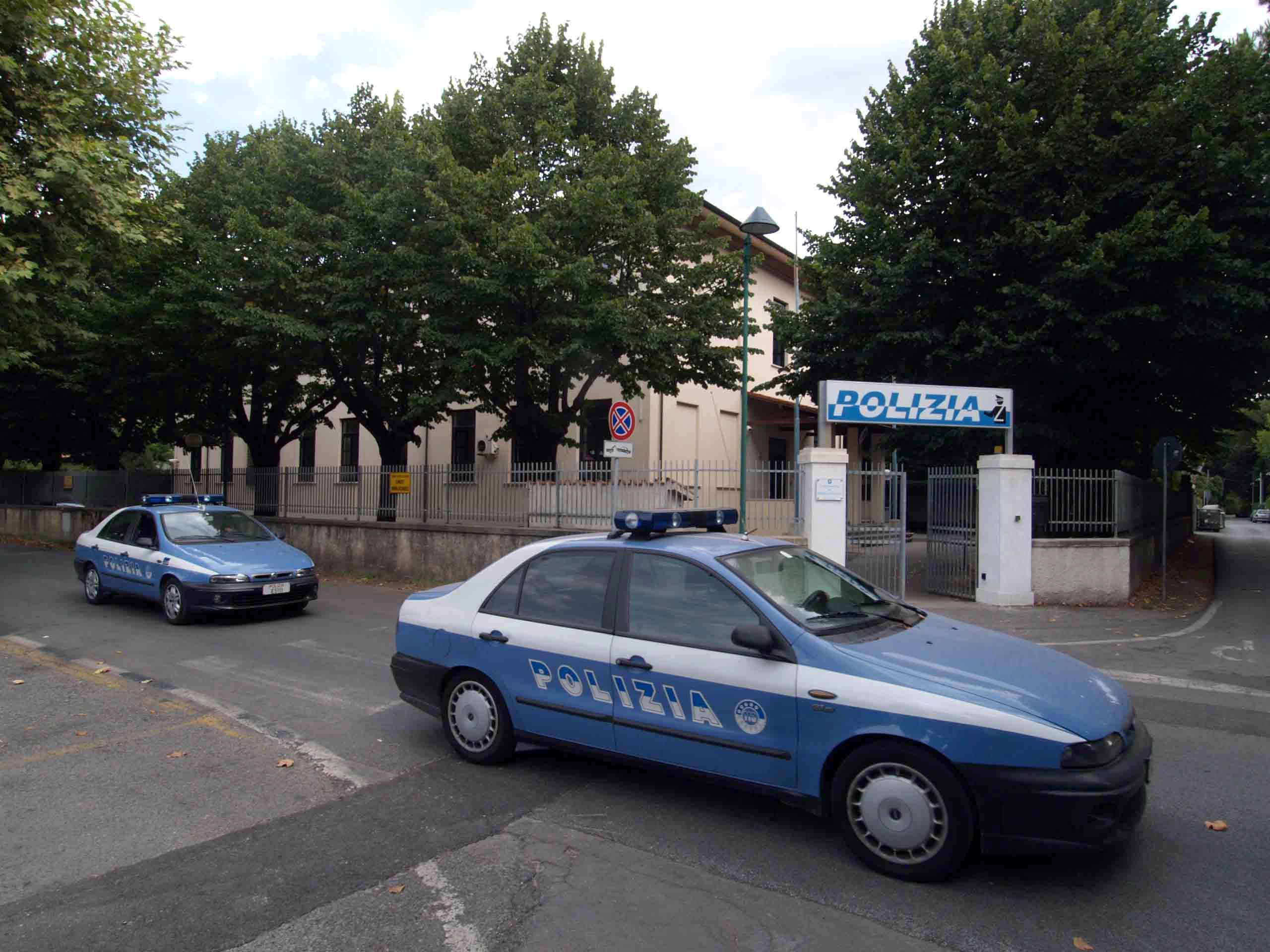 Pattuglie della polizia davanti al commissariato di Forte dei Marmi