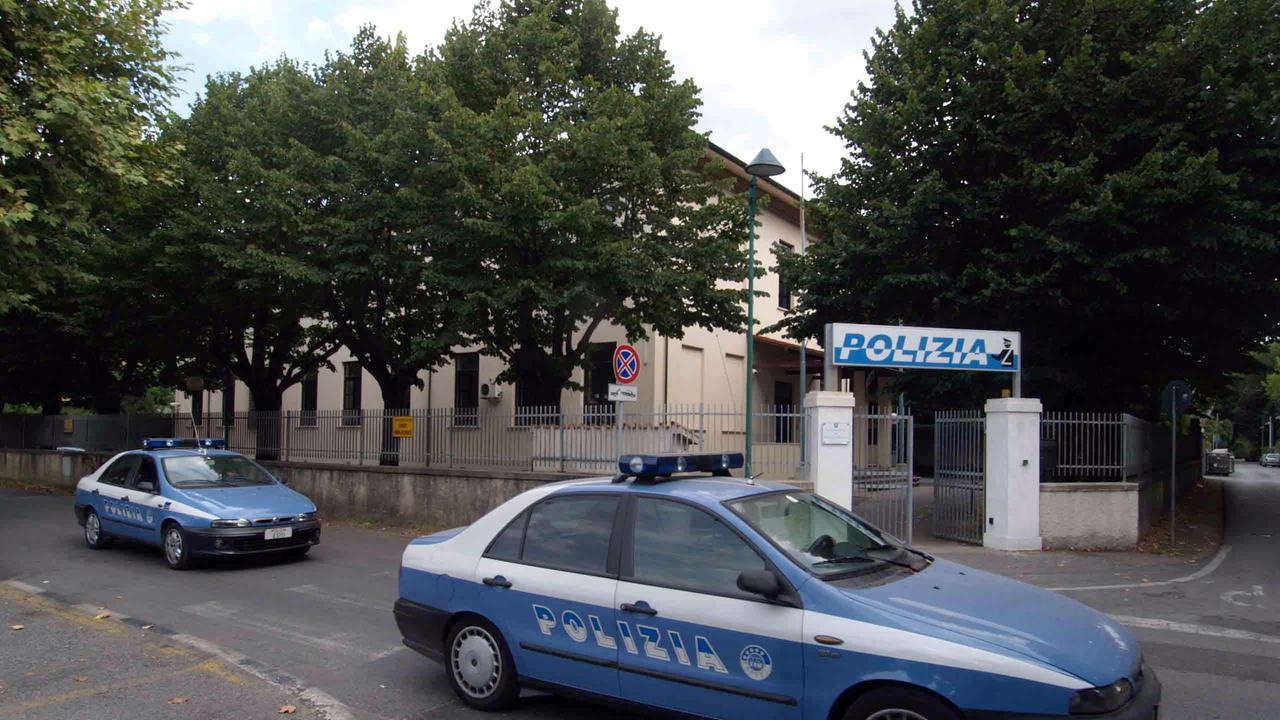 Pattuglie della polizia davanti al commissariato di Forte dei Marmi