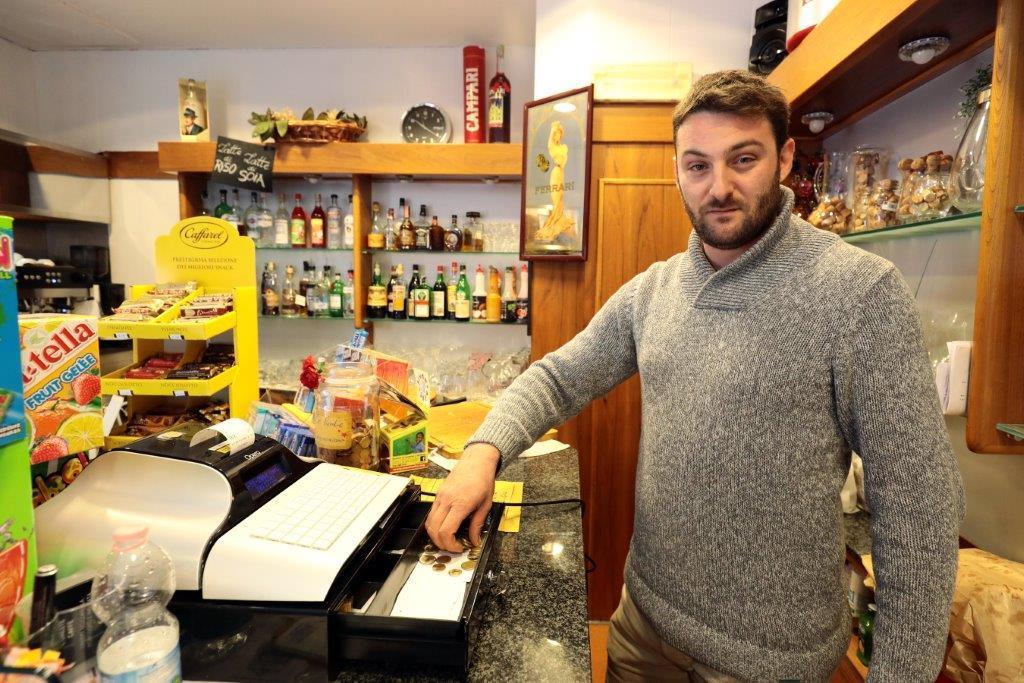 Marco Calò mostra la cassa ripulita dai ladri (Foto Agenzia Carlo Sestini)