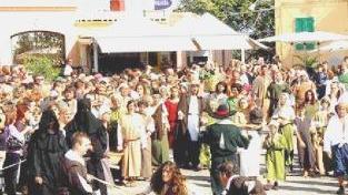 Una scena medievale rappresentata in piazza Matteotti da parte del rione “Il Fosso”