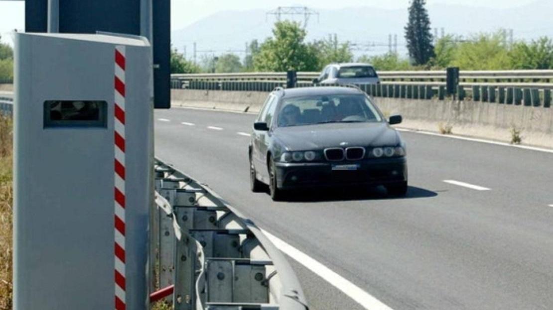 Un'auto sulla FiPiLi poco prima di passare vicino a un autovelox